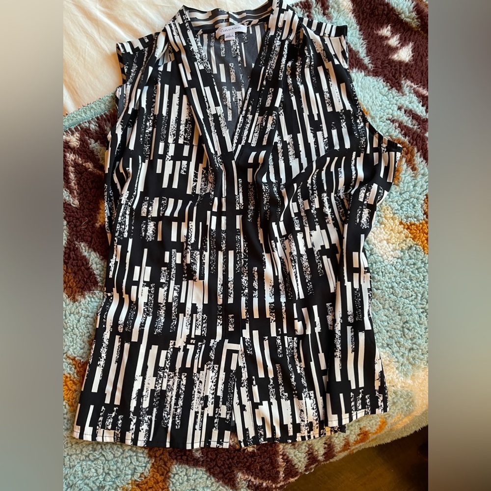Calvin Klein Womens size large business casual sleeveless black and white top